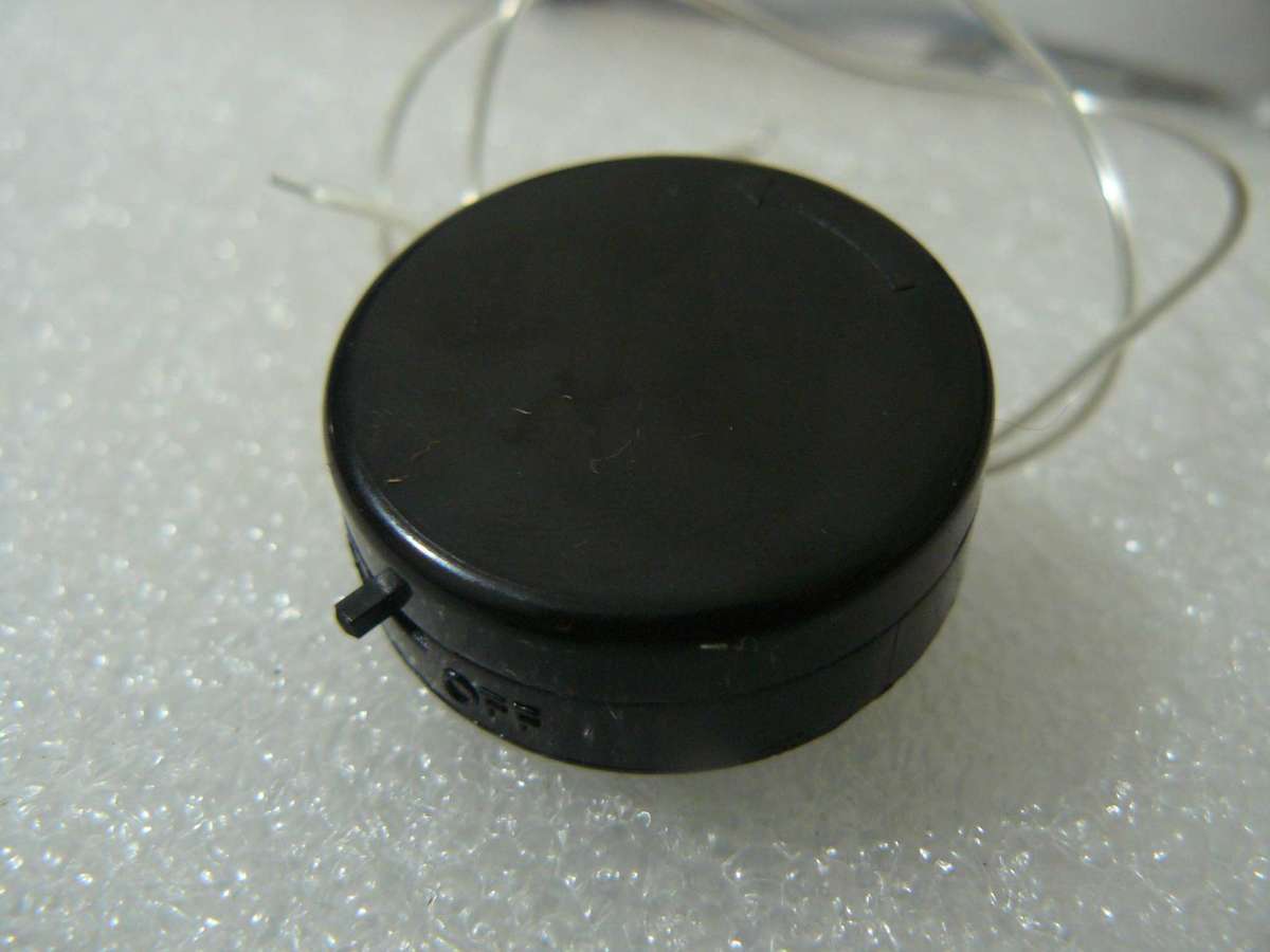 Dual CR2032 (etc) Button Cell Holder Line, Switched, Series, Round